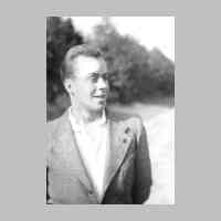 028-0139 Helmut Schweichler nach einer schweren Verwundung (Kopfschuss) im Jahre 1943 auf Genesungsurlaub in Gross Keylau.jpg